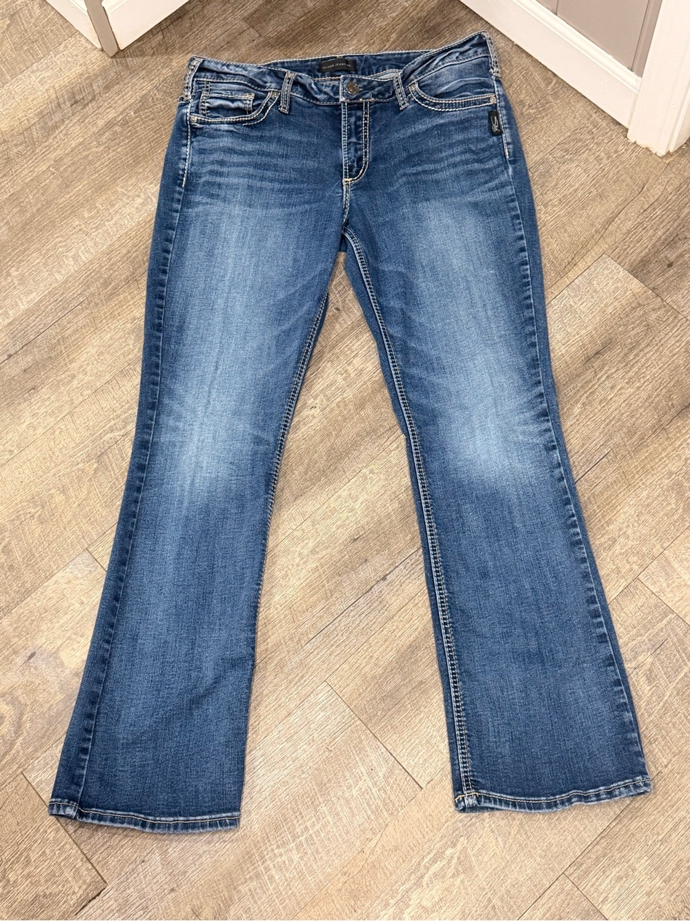 Silver Jeans Women's Mid-Rise Suki Slim Boot Jeans in Mid Blue Wash W33/L31